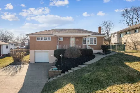 302 Doe Ln, Monroeville, PA 15146