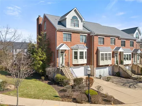 448 Highpointe Dr, Pittsburgh, PA 15220