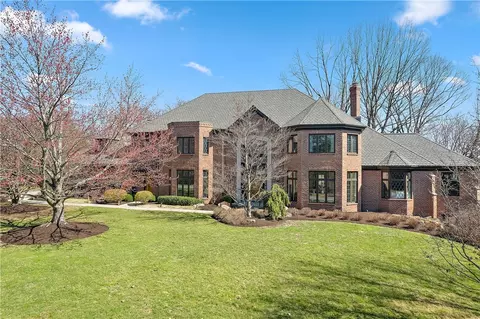 7 Meadowood Dr, Pittsburgh, PA 15215