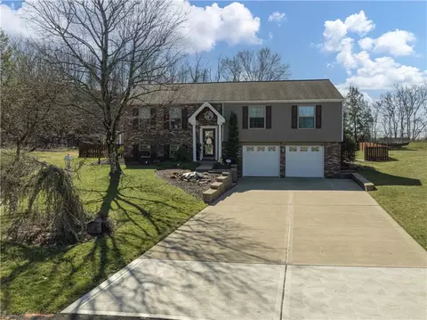 1042 Piney Ridge Dr, South Park, PA 15129