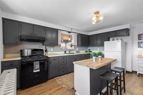 Kitchen - 537 6th St, Braddock, PA 15104 photo 4 of 5