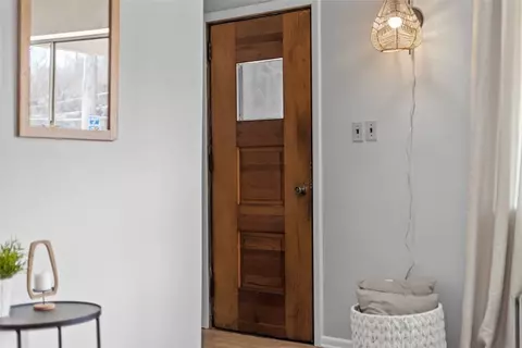Entry Way - 537 6th St, Braddock, PA 15104 photo 1 of 3