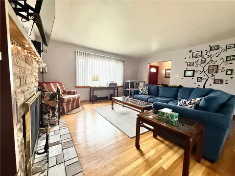 2120 Pococen Dr, Coraopolis, PA 15108 photo 4