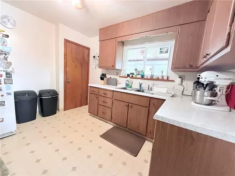 2120 Pococen Dr, Coraopolis, PA 15108 photo 9