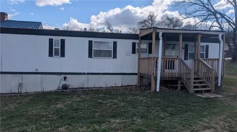 11 Stadium Rd, Millsboro, PA 15348