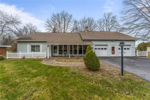 46 Easton Rd, Hermitage, PA 16148