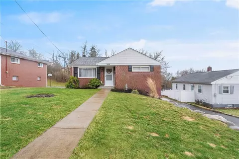 949 Peach St, Ellwood City, PA 16117