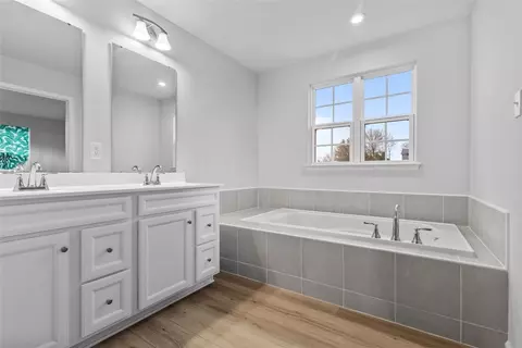 Bath - 130 Arnoni Dr, Clairton, PA 15025 photo 2 of 4