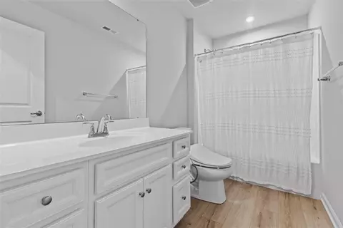 Bath - 130 Arnoni Dr, Clairton, PA 15025 photo 3 of 4