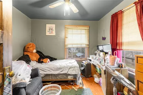 Bedroom - 121 Shenango Blvd, Farrell, PA 16121 photo 2 of 3