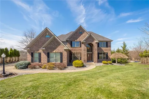 8 Presidential Ln, Valencia, PA 16059