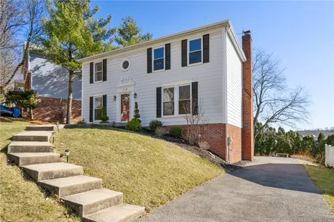 718 Robin Dr, Pittsburgh, PA 15220