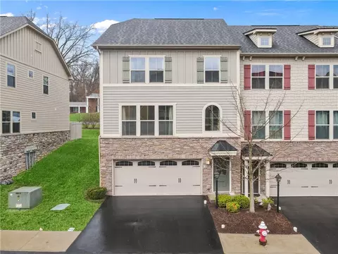 889 Beacon Ln, Pittsburgh, PA 15237