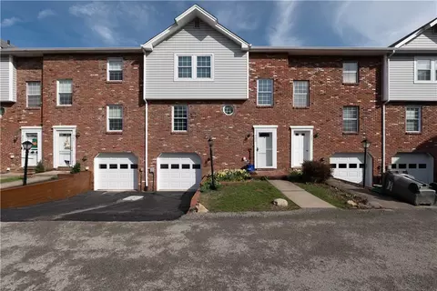 325 Carters Grove Dr, Gibsonia, PA 15044
