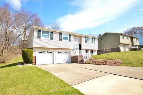 203 Macnab Dr, Moon Twp, PA 15108