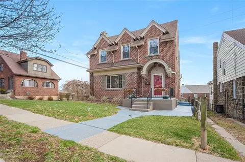 422 Fruithurst Dr, Pittsburgh, PA 15228