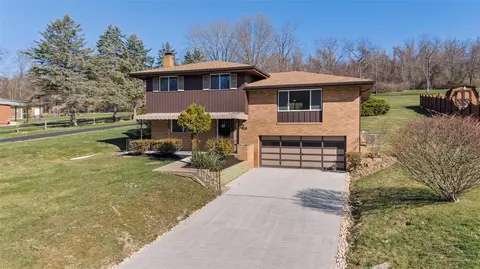 830 Scenic Dr, Washington, PA 15301