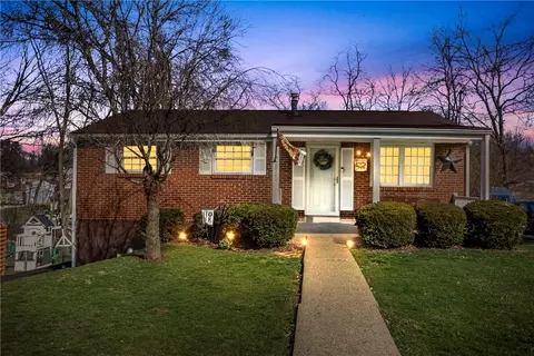 205 Chestershire Dr, Oakdale, PA 15071