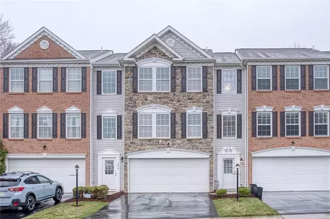 225 Grace Manor Dr, Coraopolis, PA 15108