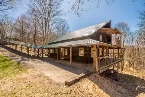 4560 Twin Oaks Dr, Murrysville, PA 15668