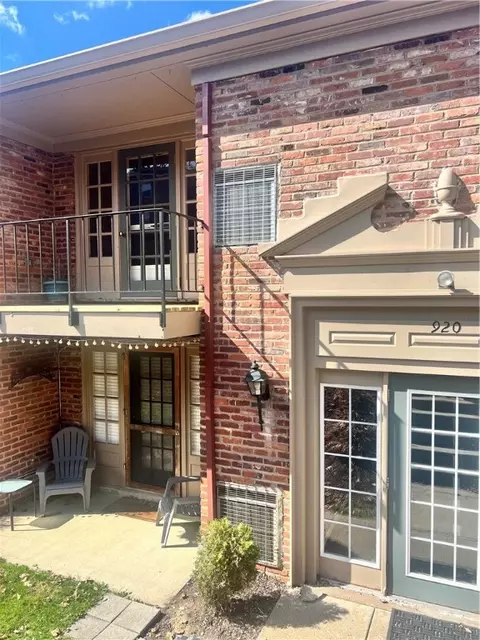 920 Margarite Dr #E, Pittsburgh, PA 15216