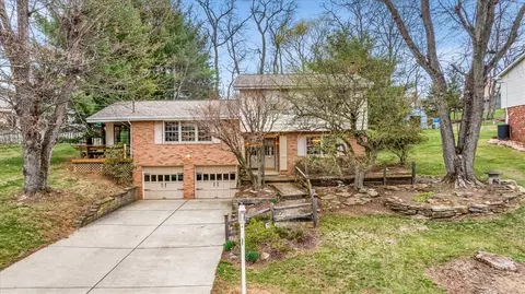 2205 Maureen Dr, South Park, PA 15129