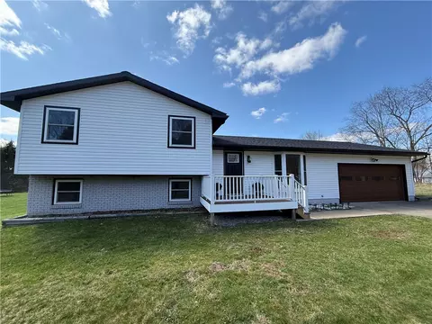 425 Santee Trl, Mercer, PA 16137