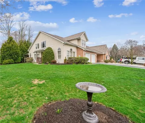 40 Lakeridge Dr, Greensburg, PA 15601