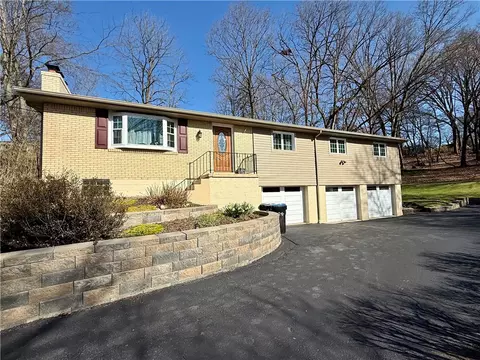 852 E Arcadia Dr, Pittsburgh, PA 15237