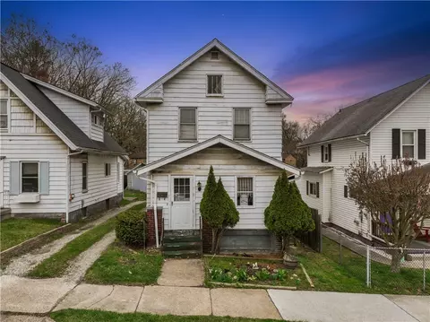 30 E Hallam Ave, Washington, PA 15301