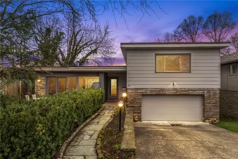 1056 Lyndhurst Dr, Pittsburgh, PA 15206