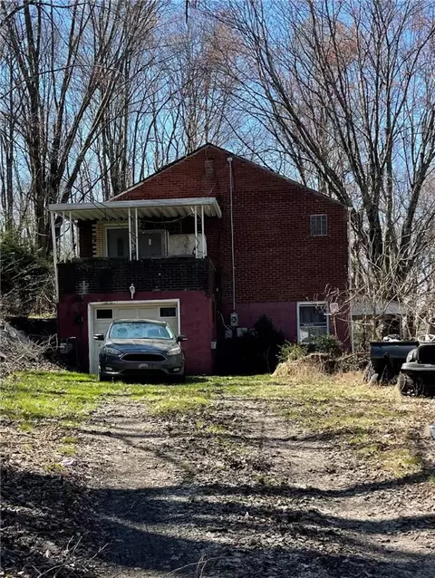 7 Suffolk Dr, Coraopolis, PA 15108