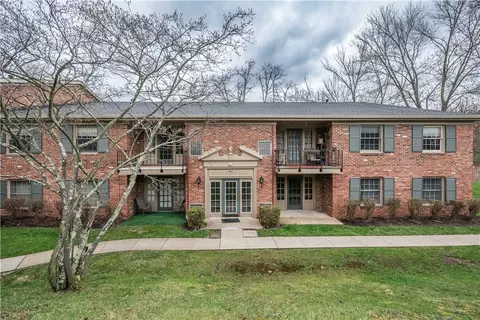 960 Chatham Park Dr #E, Pittsburgh, PA 15216