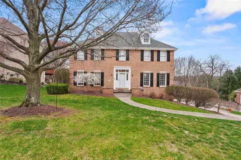 2305 Meadow Vue Dr, Coraopolis, PA 15108