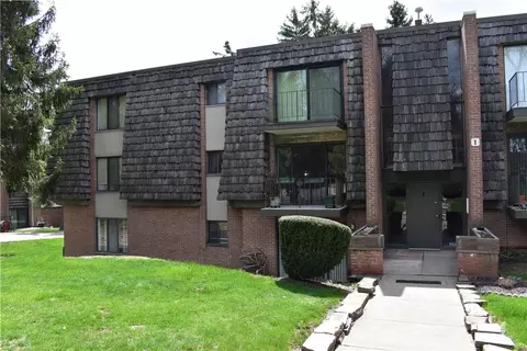121 Forest Green Dr, Coraopolis, PA 15108