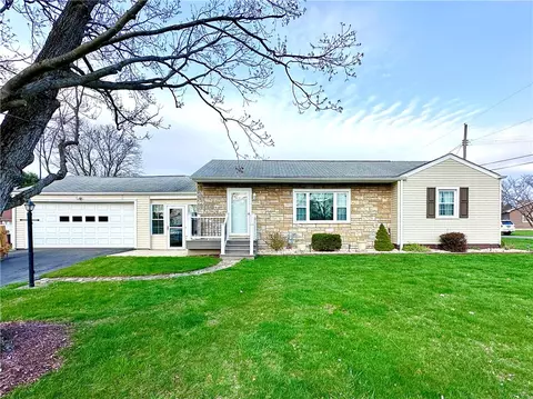 2417 Willowhurst Cir, New Castle, PA 16101