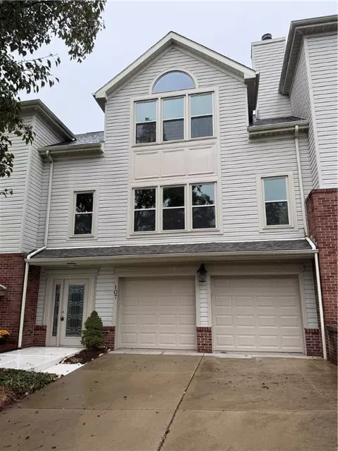 107 Fairway Landings Dr, Canonsburg, PA 15317