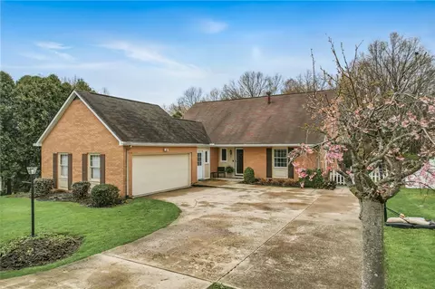 644 S Buhl Farm Dr, Hermitage, PA 16148
