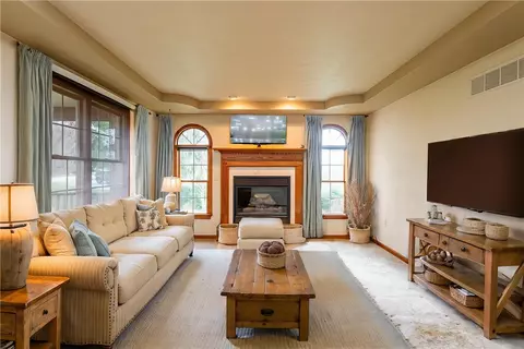 Living - 194 Seanor Rd, Irwin, PA 15642 photo 2 of 3