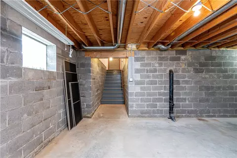 Entry Way - 194 Seanor Rd, Irwin, PA 15642 photo 4 of 4