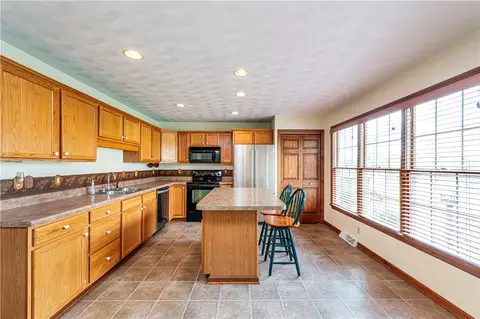 Kitchen - 194 Seanor Rd, Irwin, PA 15642 photo 1 of 2