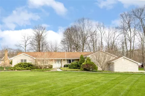 32 Dogwood Ln, Grove City, PA 16127