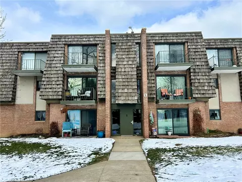 535 Forest Green Dr, Coraopolis, PA 15108