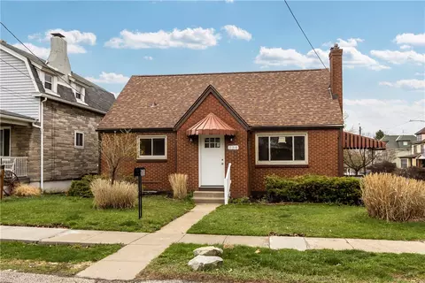 138 W Larkspur St, Homestead, PA 15120