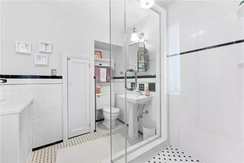 Bath - 250 Outlook Dr, Pittsburgh, PA 15228 photo 2 of 4