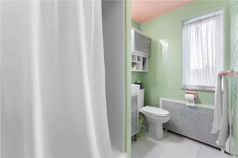 Bath - 250 Outlook Dr, Pittsburgh, PA 15228 photo 3 of 4