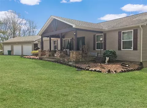 5586 County Line Rd, New Castle, PA 16101