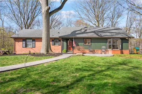 18 Oakglen Dr, Oakmont, PA 15139