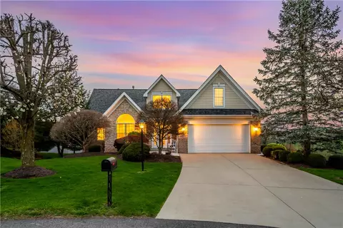 8 Lexington Ct, Canonsburg, PA 15317