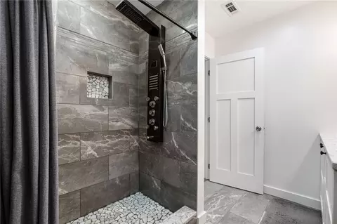 Bath - 3960 Parkview Ln, Allison Park, PA 15101 photo 3 of 6